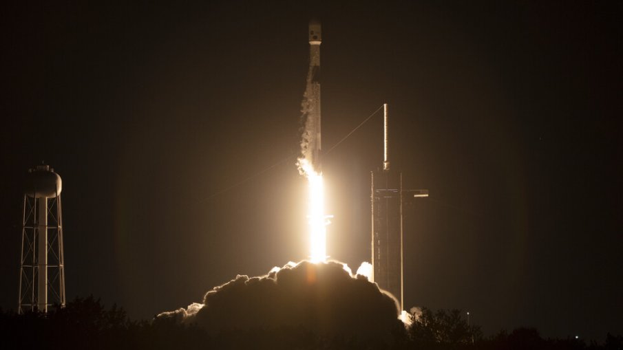 НОВА МИСИЯ: SpaceX изстреля ракета със 105 малки сателита