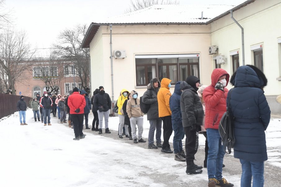 Опашка от кръводарители пред Пирогов, за да бъде спасено 17-годишното момиче, блъснато от автобус