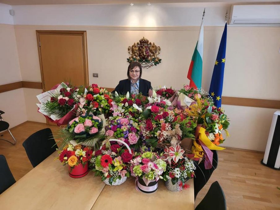 САМО В ПИК И РЕТРО: Корнелия Нинова празнува 53 с тоалет “Версаче“ за 2 бона (СНИМКИ)