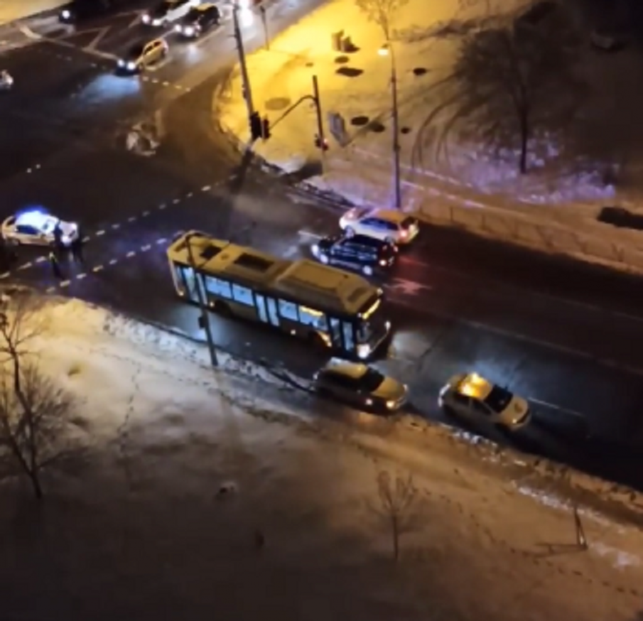 ТЕЖЪК ИНЦИДЕНТ: Автобус блъсна 17-годишно момиче в София