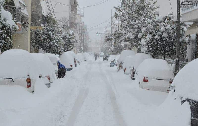 Сняг и минусови температури връхлетяха Гърция