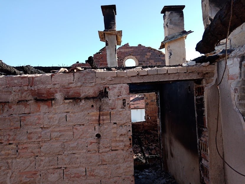 Къща изгоря при пожар в Кричим, семейството се нуждае от помощ