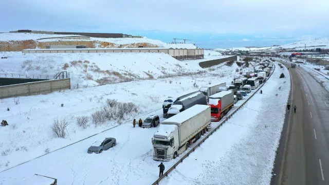 Силен снеговалеж отмени над 400 полета в Япония