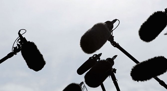 Кола помете репортерка по време на живо включване