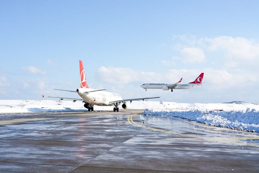 СЛЕД СНЕЖНИЯ ХАОС: Полетите на летище Истанбул бяха възобновени