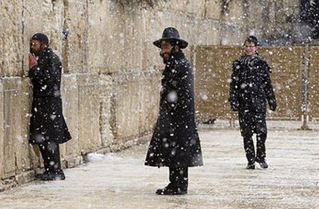 Сняг заваля в Ерусалим и бързо покри града. Полицията затвори