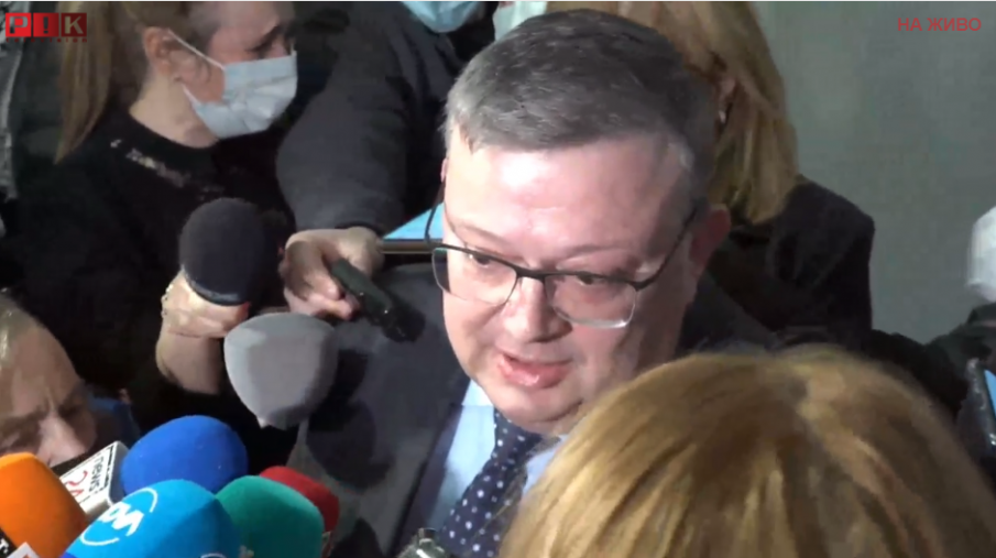 Снимка: ПЪРВО В ПИК TV! Цацаров приклещен от журналисти след края на изслушването