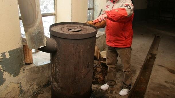 КРИЗА: Кметства в Пловдивско гасят климатиците, минават на печки с дърва и въглища