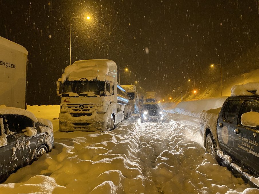 Снегът над Истанбул отмени полети и причини катастрофи