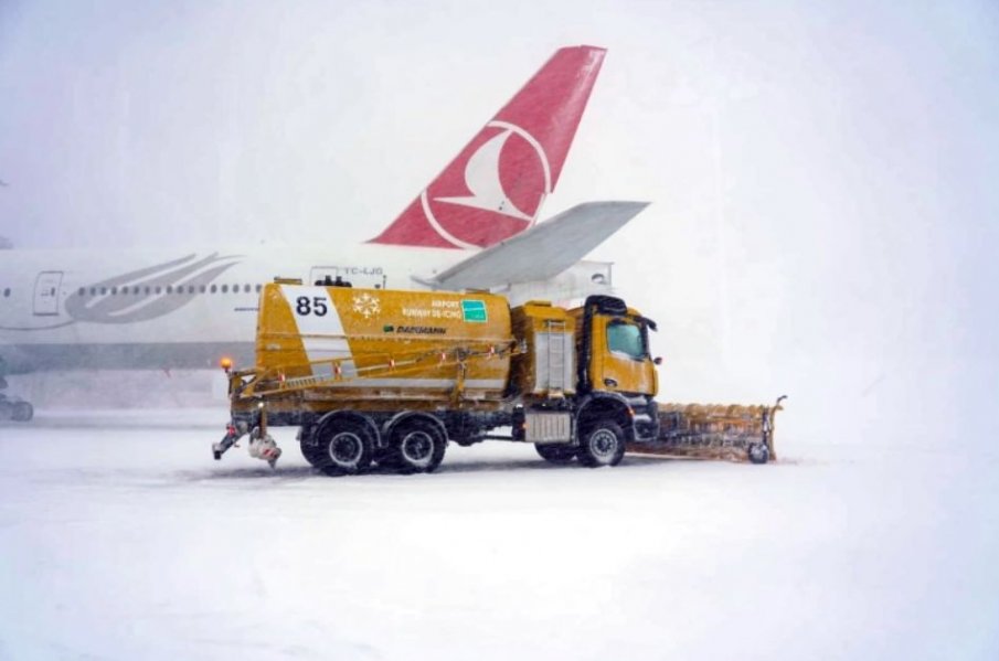 Снегът срути покрив на летището в Истанбул (ВИДЕО)