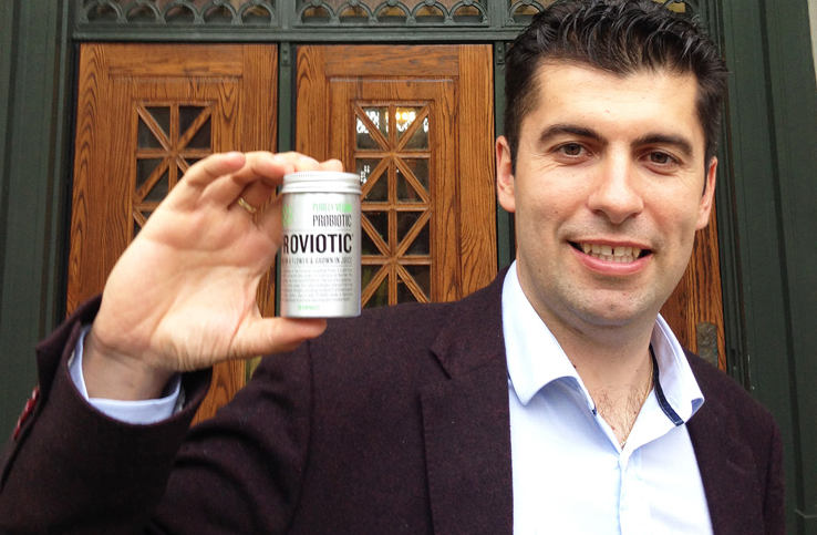 АМАН ОТ НОМЕРА: Кирил Петков зарибява лапни шарани - продава Провиотика си уж с отстъпка, а всъщност с надценка (СНИМКИ)