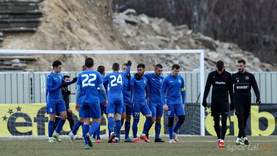 Снежен капан заклещи футболистите на Марица в Истанбул (СНИМКИ)