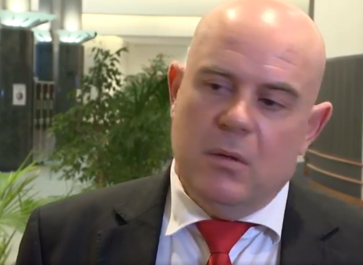 Конституционният съд се произнася дали правосъдният министър може да иска оставката на главния прокурор