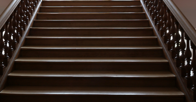 Жена от Сандански почина след нелепо падане по стълбите на козметичен салон