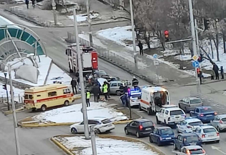 Катастрофа между три автомобила е станала в София. Инцидентът е