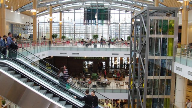 ОТ ПОСЛЕДНИТЕ МИНУТИ: Жена скочи от площадка на мол, загина (ОБНОВЕНА)