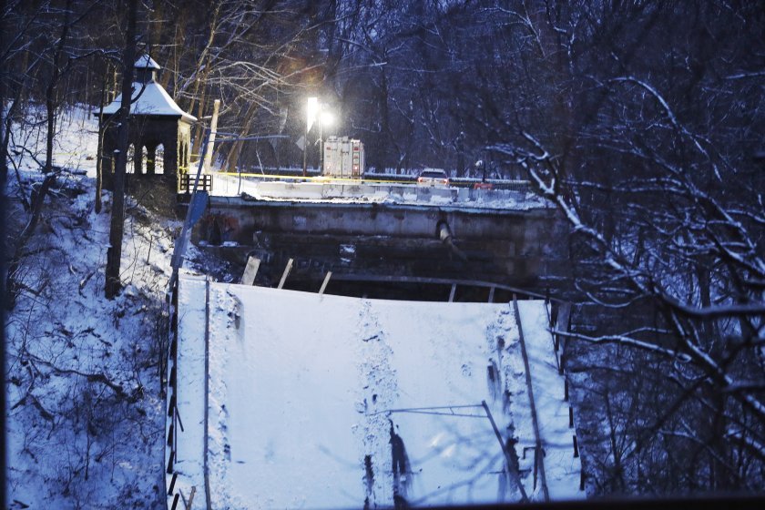 Мост се срути в американския град Питсбърг