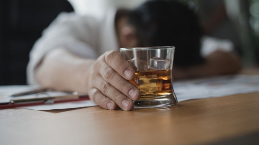 Четирима души починаха от отравяне с фалшив алкохол в Турция