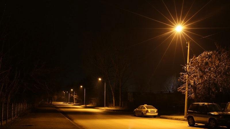 Плащаме милиони за тъмни улици - в София си светят с фенери, за да се приберат у дома