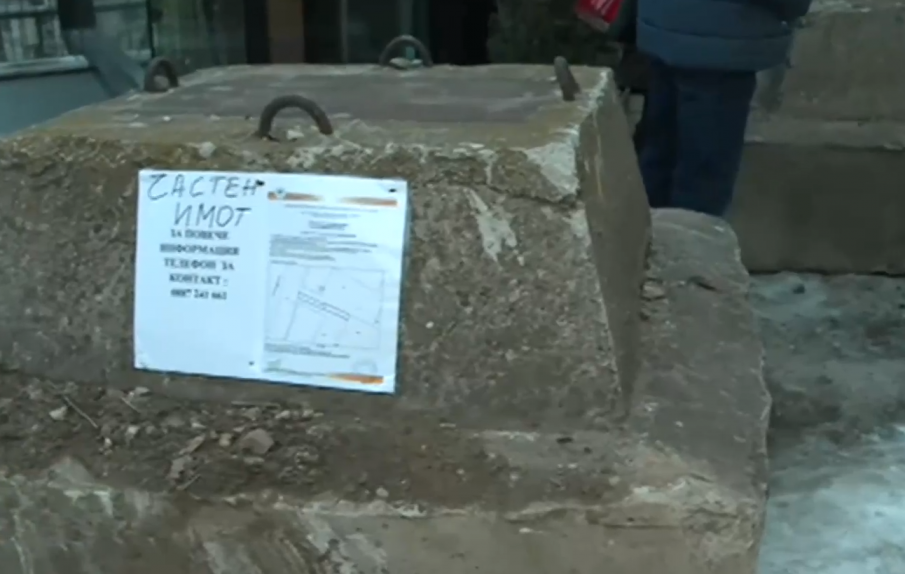 Собственици осъмнаха с блокирани автомобили заради спор за гараж