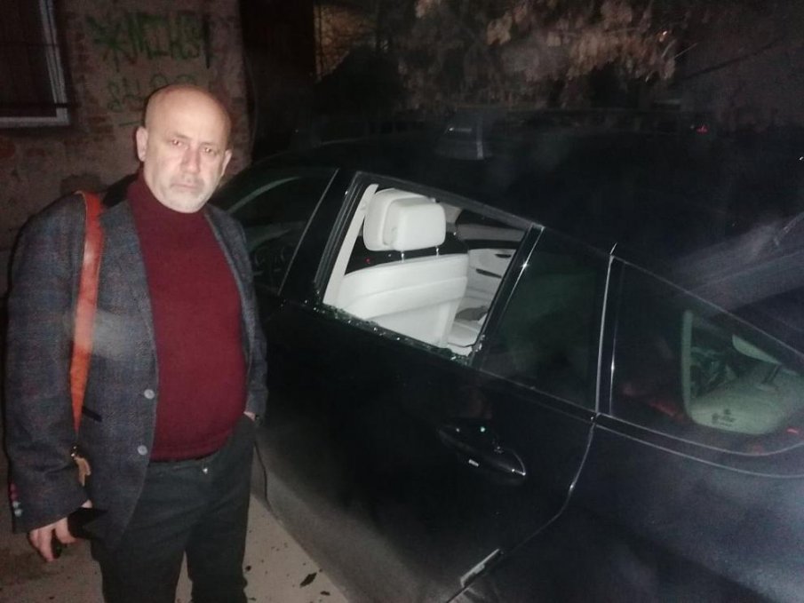 Едно от стъклата на автомобила на председателя на Сдружението за