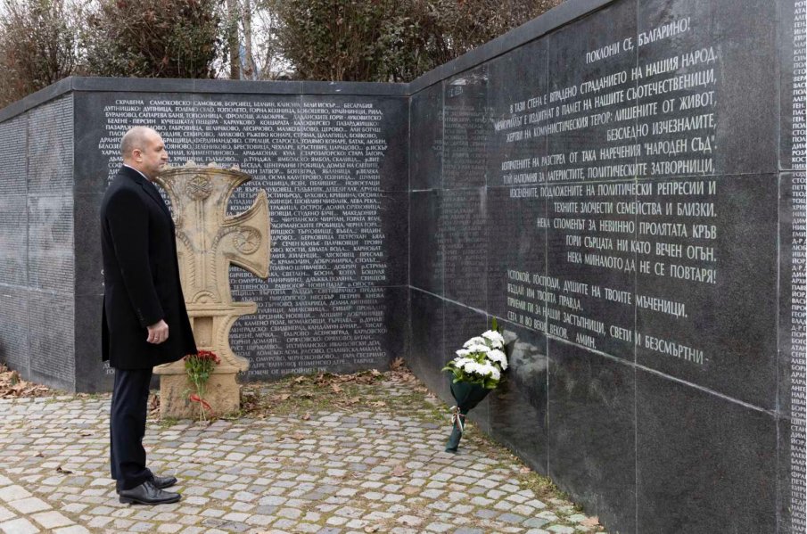 Президентът на България Румен почете днес жертвите на комунистическия режим