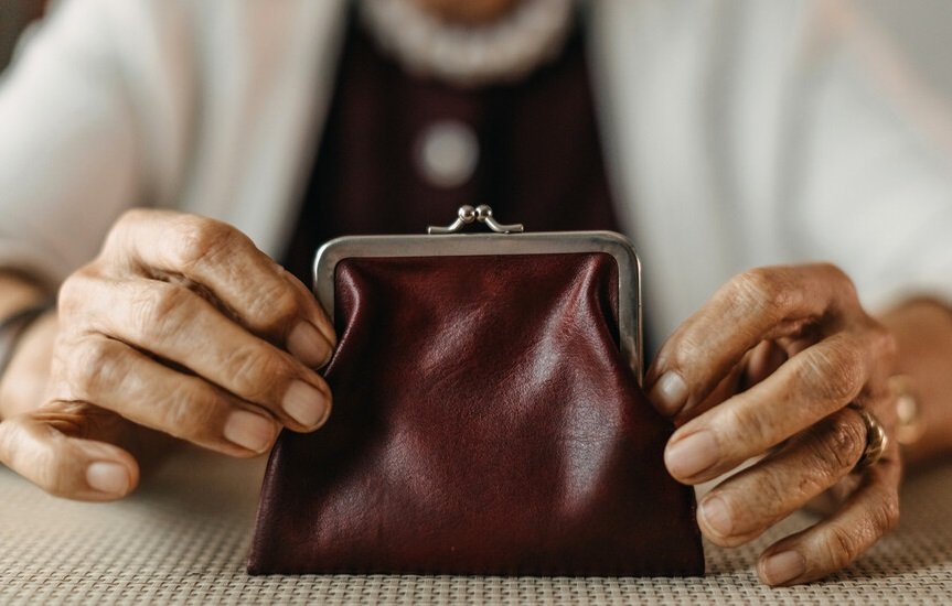 Нерви при минус 5 градуса на опашка за пенсии в Пазарджик