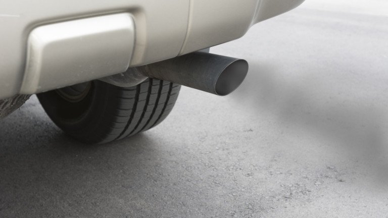 Мъж се задуши с газ в колата си