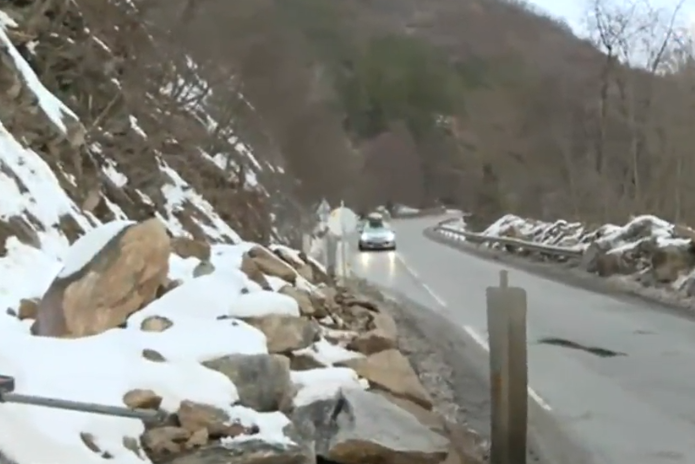Каменно срутище застрашава трафика по пътя София-Самоков. Шофьори алармират, че