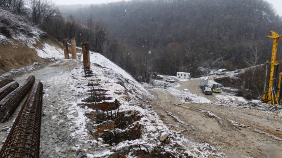 Подпочвени води затрудняват укрепването на свлачището на пътя Севлиево-Сухиндол