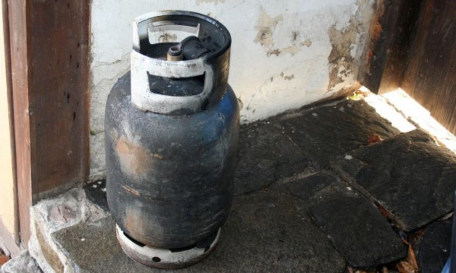 Взрив на газова бутилка в Хасково, баба и внуче са с изгаряния