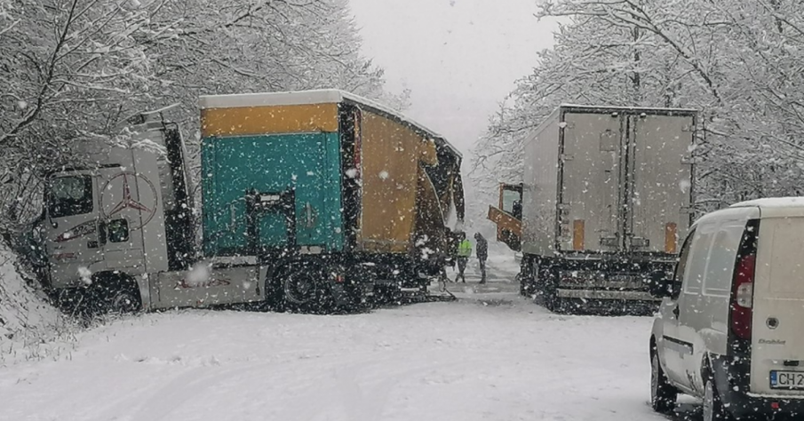 Катастрофа между два камиона блокира пътя София-Варна