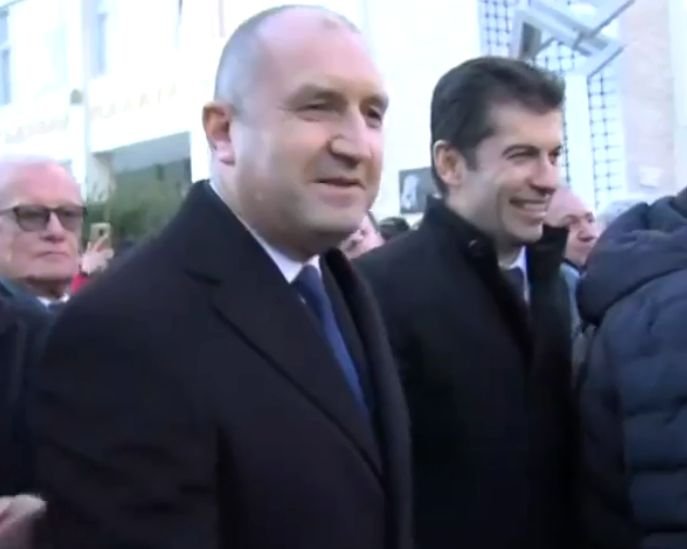 Президентът Румен Радев и премиерът Кирил Петков пристигнаха заедно в