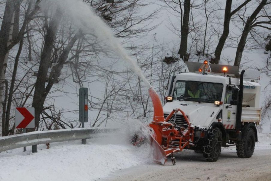 885 машини обработват републиканските пътища