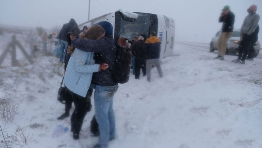 ТЕЖЪК ИНЦИДЕНТ: Автобус с 39 пътници се преобърна в Турция