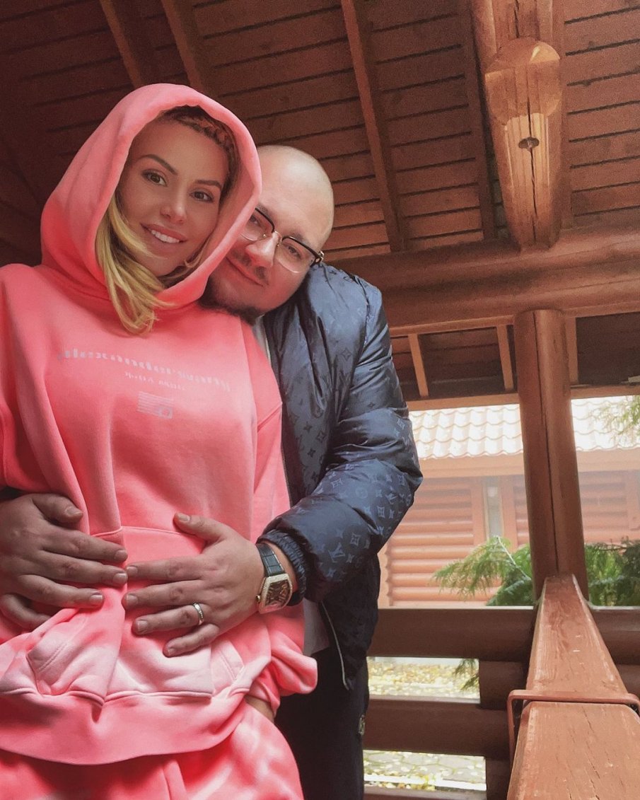 Бременната Гущерова с ескорт на преглед при гинеколога