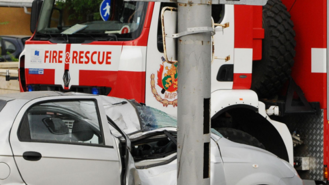 Жена се разби с колата си в уличен стълб в Смолян