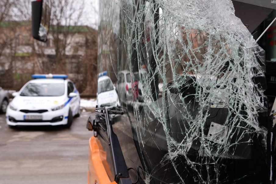 Сблъсък между автобус и кола затрудни движението в Пловдив