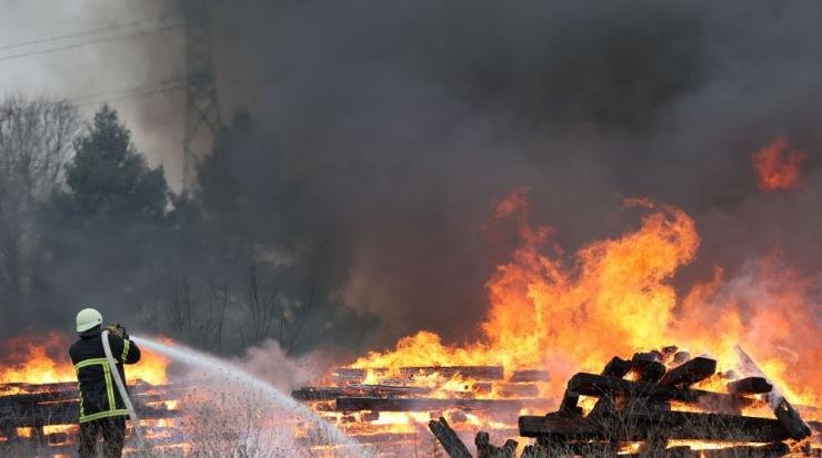 Пожар гори в частната зеленчукова борса в село Кърналово в