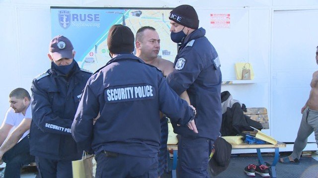 Мъж, арестуван, защото скочил за кръста на Богоявление, съди министерството на Бойко Рашков