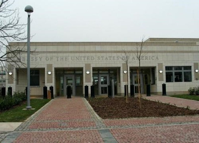 Сигнали за бомби във френското и в американското посолство в София