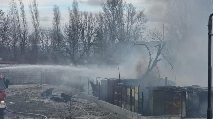 Голям пожар унищожи 12 рибарски бараки под Аспаруховия мост