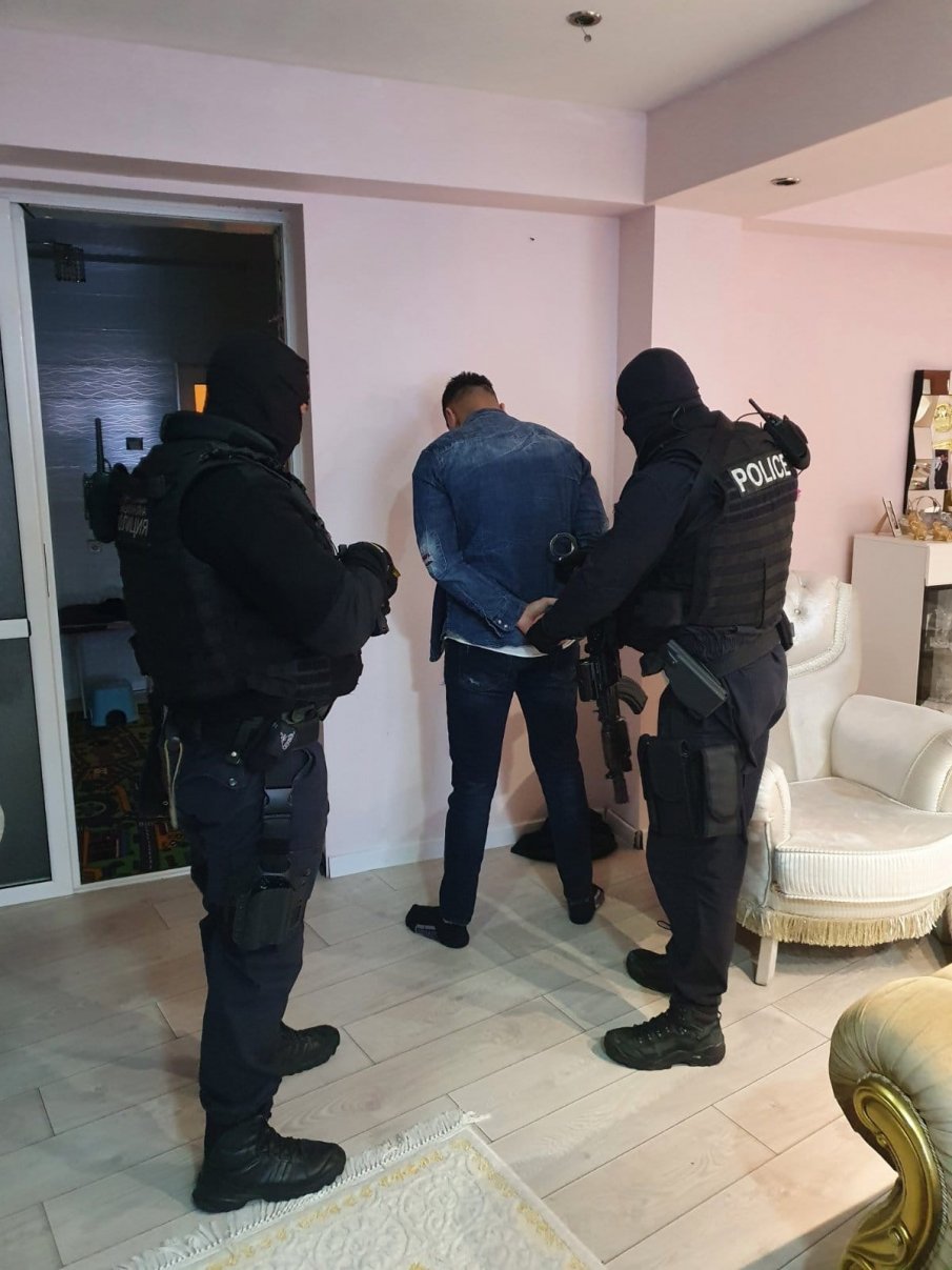 АКЦИЯ: Маскирани ченгета тарашат из Казанлък, има и арестувани (СНИМКА)