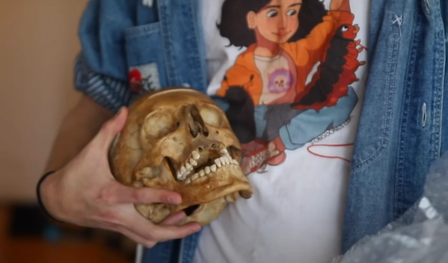 Американец живее с колекция от човешки черепи (ВИДЕО)
