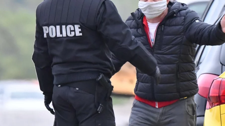 Много пиян подкара кола в Панагюрище, друг налита на бой на униформени