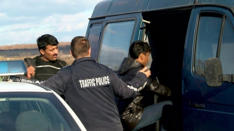 Арестуваха млад мъж, превозвал нелегални мигранти, в Панагюрище. Случката се
