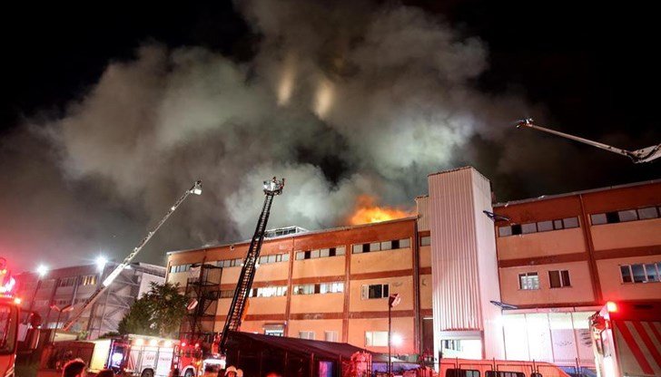 Пожар гори в сграда в Истанбул, има блокирани работници
