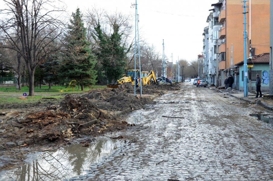 Ремонтът на улица Даме Груев в Пловдив замря, от общината не дали пари на строителя