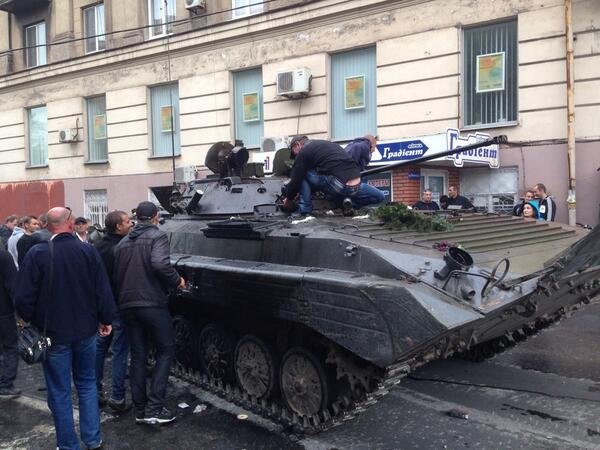 Цивилното население на Мариупол се готви за самоотбрана (ВИДЕО)