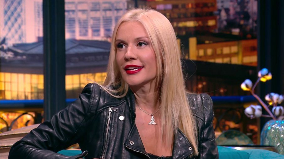 Мария Игнатова лъсна по голи бедра и с шише водка на скандална СНИМКА